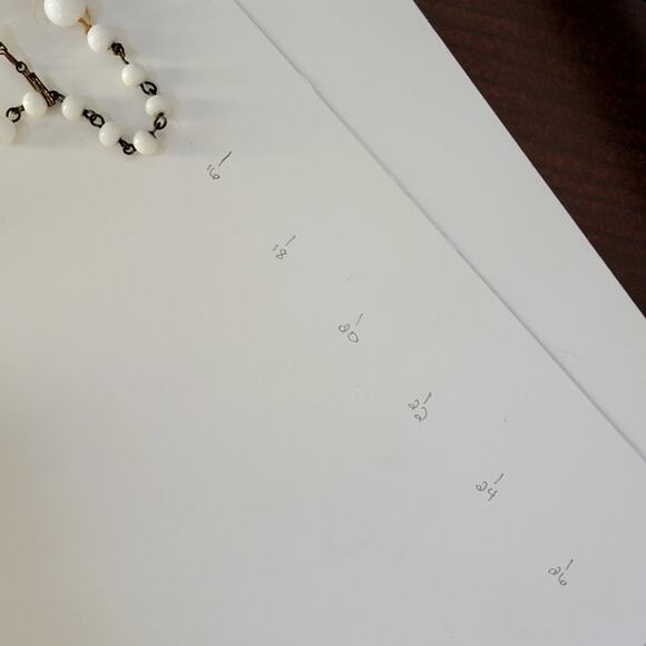 Vintage White Beaded Necklace Classic Round Beads with Brass Clasp Retro Jewelry - Picture 10 of 10